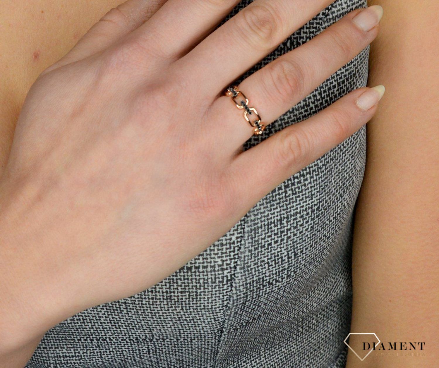 Złoty pierścionek z czarnymi diamentami Black Elegance 585  20 brylantów  Kod R79465R.jpg